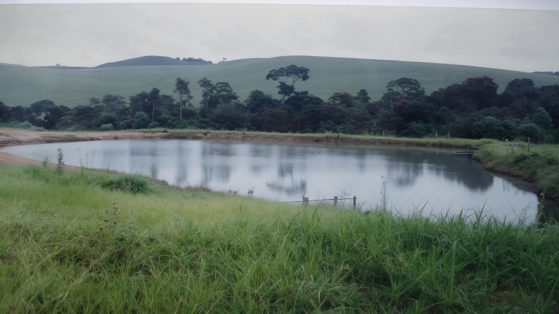 Lago de captação e preservação de água na unidade Togni S/A