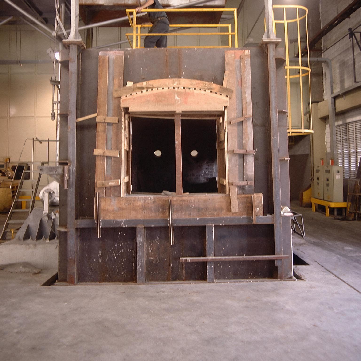 Forno industrial revestido com refratários